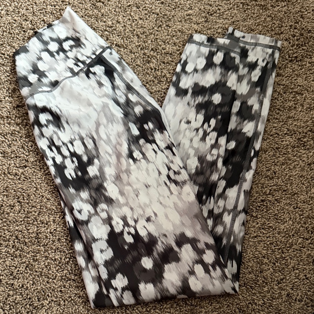 Aerie Black and White Patterned Leggings